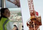 Genç kadın mühendislik kariyerini bırakıp vinç operatörü oldu