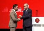 Cumhurbaşkanı Erdoğan'ın elini öptü! Sinan Akçıl'dan beğeni toplayan Kızılay bestesi
