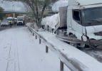 İstanbul&rsquo;da D-100 karayolunu beyaza b&uuml;r&uuml;yen kaza! Tır bariyerlere &ccedil;arptı
