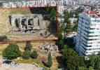 Antalya'da lüks konutların arasında kalan yapı görenleri şaşırtıyor: Zamana meydan okuyor!