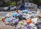 İzmir Buca'da 8 gündür süren "düzensiz maaş" eylemi nedeniyle çöp yığınları oluştu 