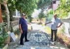 Vatandaşın yol çilesine ilginç çözüm: Sokağa halı serdiler!