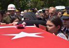 Şehidin cenazesinde kızından kahreden sözler: Bunları sana topladım baba, nereye gittin?
