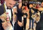 Düğünde damada ne altın ne para taktı! Kebapçı abi takısıyla sosyal medyaya damga vurdu