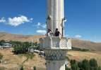Ezan okumak için değil telefonla konuşmak için minareye çıkıyorlar