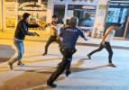 Kavgaya müdahale eden polise bıçak ve sandalyeli saldırı