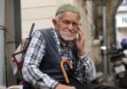96 yaşındaki Dursun dede, gözlük kullanmadan şemsiye tamir ediyor