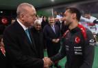 Başkan Erdoğan milli futbolcuları tebrik etti