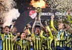 Fenerbah&ccedil;e kupasını kaldırdı