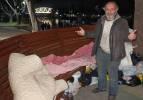 Antalya'da kara kışta sokakta yatan adam kendisine yapılan teklifi reddetti 