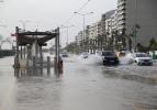 Meteoroloji uyarmıştı: İzmir'de fırtına nedeniyle deniz taştı!