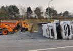 Tem otoyolunda hafriyat kamyonu devrildi: Yol savaş alanına d&ouml;nd&uuml;