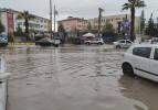 Sağanak yolları g&ouml;le &ccedil;evirdi: Ev ve iş yerlerini su bastı!
