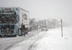 Yoğun kar kara yolunu kapattı! Ulaşım kontroll&uuml; sağlanıyor