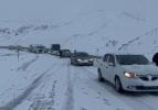 Kar bir anda bastırdı, ulaşım durma noktasına geldi! &Ccedil;ok sayıda ekip b&ouml;lgede