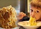 Uzmanlar uyarıyor: &Ccedil;ocuklarda Noodle hipertansiyona yol a&ccedil;ıyor!