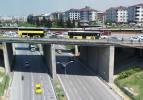 İstanbul'da korkutan manzara! Yola d&ouml;k&uuml;lmeye başladı: Her g&uuml;n binlerce yaya ve ara&ccedil; kullanıyor