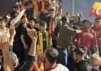 Galatasaraylı taraftarlar sokaklara d&ouml;k&uuml;ld&uuml;