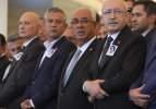 Kılı&ccedil;daroğlu ile &Ouml;zg&uuml;r &Ouml;zel'in katıldığı cenazede şok detay! &Ccedil;elenkler t&ouml;rene damga vurdu