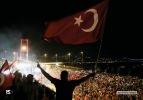 &Uuml;zerinden 10 yıl ge&ccedil;ti kimse unutmadı: Hain darbe girişimine karşı &uuml;nl&uuml;lerden 15 Temmuz paylaşımı