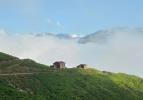 Rize'de bulutların &uuml;zerindeki yayla g&ouml;renleri b&uuml;y&uuml;ledi