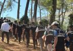 FET&Ouml;'c&uuml; B.K. silahların yerini g&ouml;stermişti! Aramalarla her yer boş &ccedil;ıktı, sadece 2 kutu...
