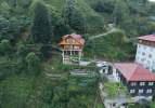 Karadeniz mimarisi bu kez yolun ortasında! Villa g&ouml;renleri hayrete d&uuml;ş&uuml;rd&uuml;