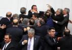 Meclis'te yumruk yumruğa kavga