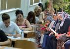 Adaylar içeride aileler dışarıda ter döktü!
