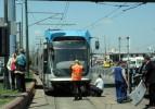Tramvay ile İETT otob&uuml;s&uuml; &ccedil;arpıştı