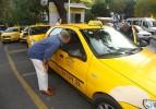 Taksiciyle pazarlık yapan işadamı