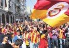 Galatasaraylı taraftarlar TFF binasına yürüdü