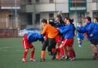 Kadın futbolcular tekme tokat kavga etti