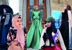 Genç tesettürlü kadınlarda öne çıkan eşarp modelleri