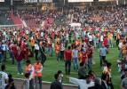 G.Antep'te taraftarlar sahaya indi