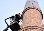 85 yaşında 30 metrede minare tamir etti