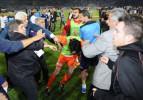 Maç sonu futbolcular birbirine girdi