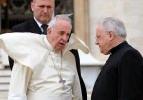 Papa r&uuml;zgarın azizliğine uğradı