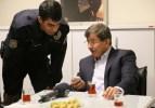 Davutoğlu polislerle bayramlaştı