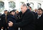 Erdoğan, şehidin annesinin elini öptü