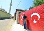 Bu köyde her evin kapısı Türk Bayrağı ile boyanıyor