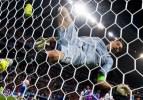 Buffon sevinmeye çalışırken rezil oldu!