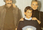Fotoğraftaki çocuğu tanıyabildiniz mi? O şimdi çok ünlü...