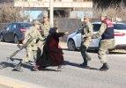 Jandarma öfkeli kadınları zor tuttu