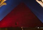 Mısır'ın piramitleri kırmızıya d&ouml;nd&uuml;