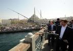 Davutoğlu Galata Köprüsü'nde yürüdü, balık tuttu