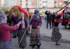 Kadın kıyafeti giyen erkekler kenti karıştırdı