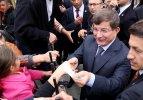 Başbakan Davutoğlu çocuklara harçlık dağıttı