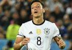 Mesut &Ouml;zil Almanya'yı karıştırdı!