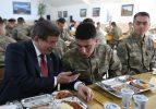 Davutoğlu'ndan askere ziyaret